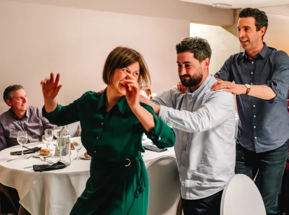 Dansende gasten op verjaardagsfeest